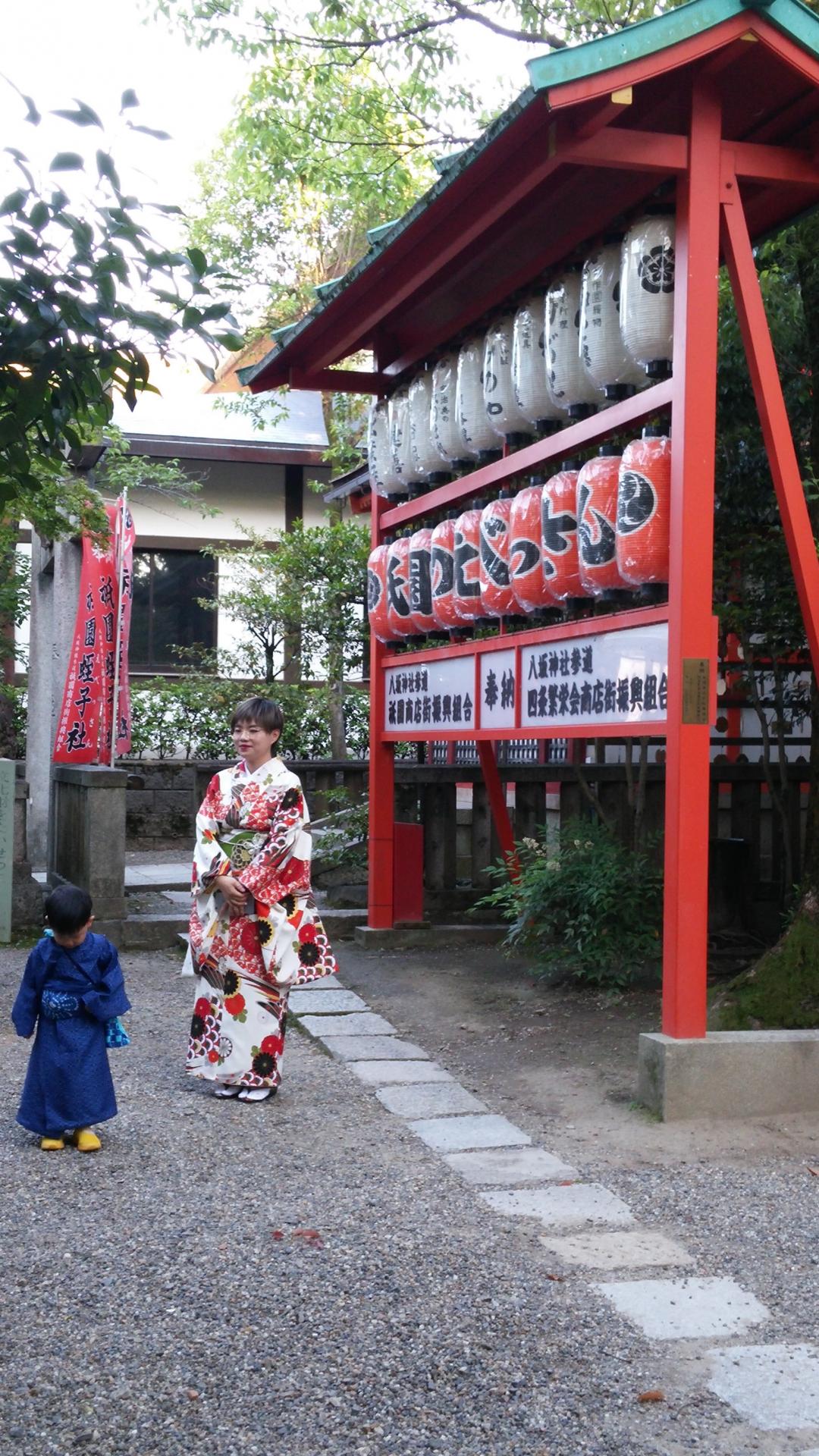 Japonais en kimono traditionnel au Temple Yasaka-Jinja