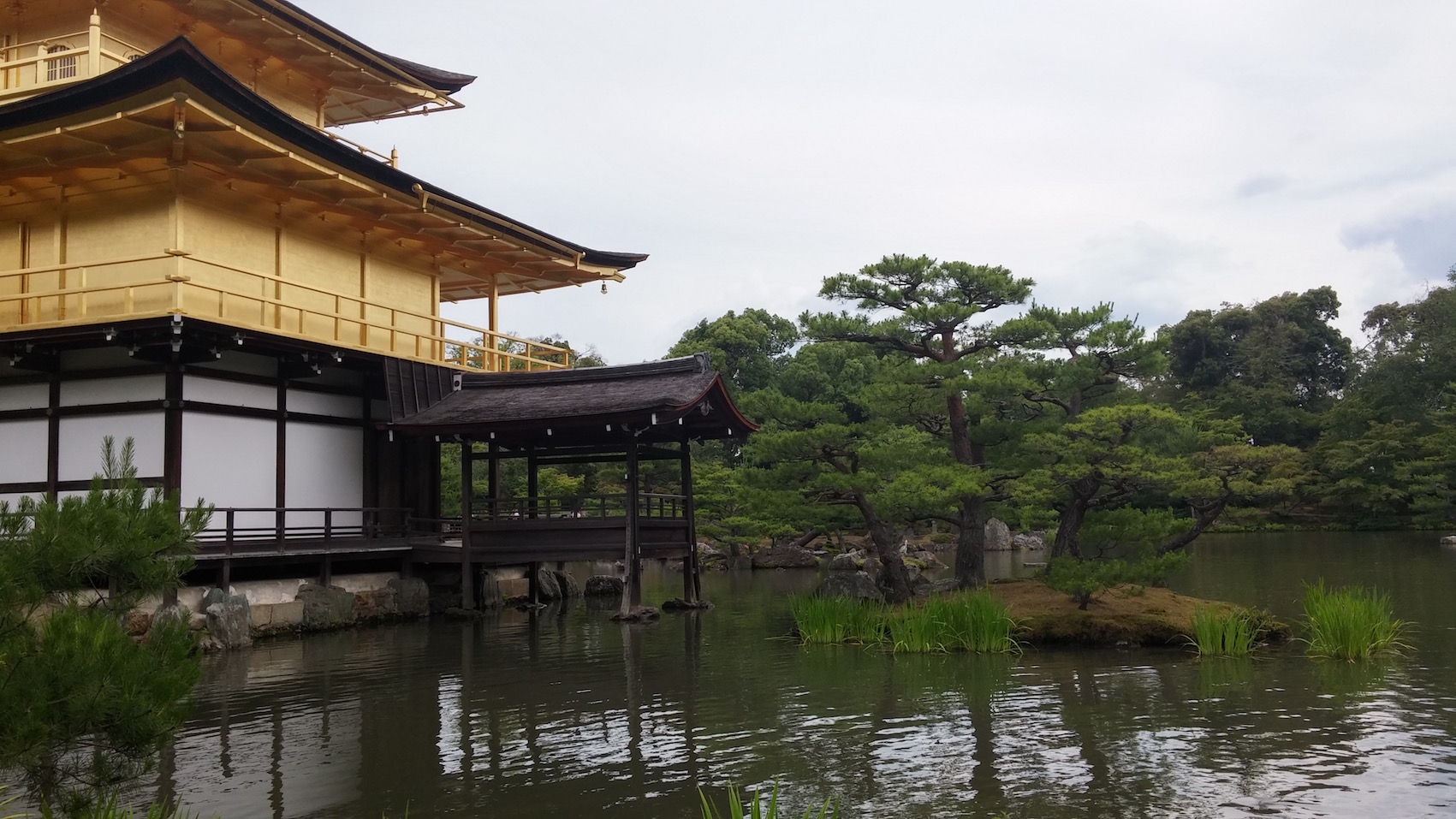 Le temple et son lac paisible