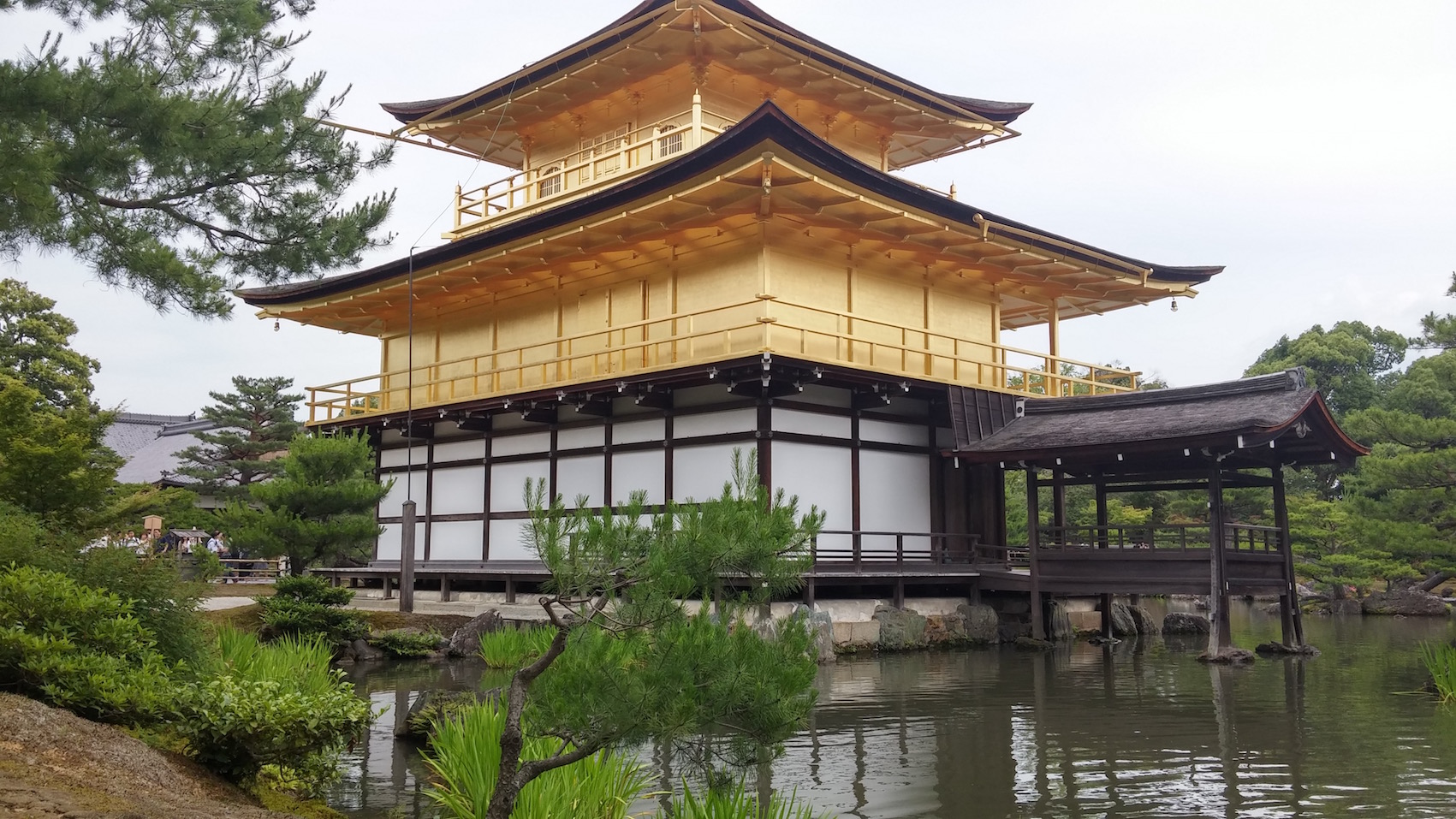 Le temple d'Or semble flotter