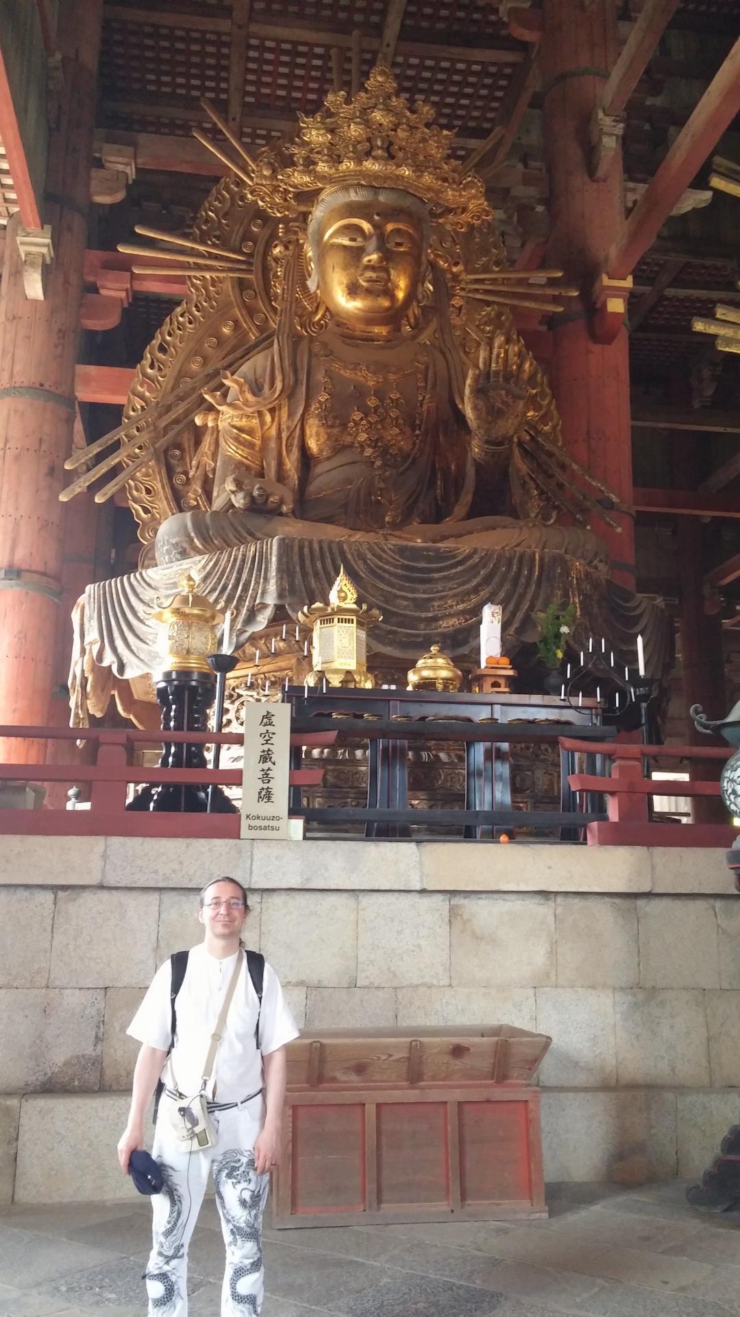 Nous sommes bien petit à côté des Bouddha géants